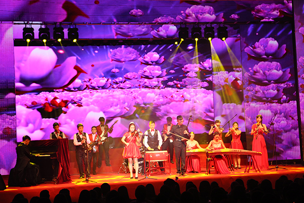 如何通過演藝活動推動人文發展